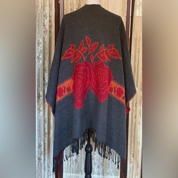 BEAUTIFUL REVERSIBLE ROSE DESIGN FRINGED CAPE PANCHO SHAWL - Picture 3 of 12